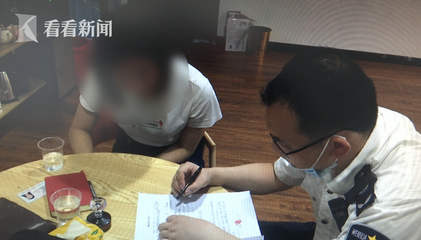 中學(xué)門口大跳火辣鋼管舞 原因竟是為招生?